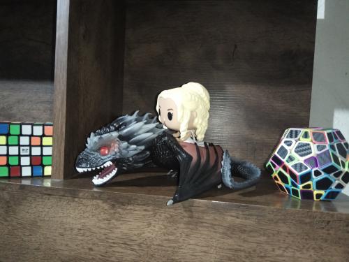 Funkos POP de Daenerys Targaryen y Drogon de  - Imagen 3