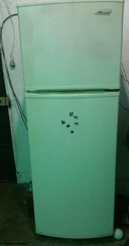 Vendo Refrigeradora de 170 m de alto frió  - Imagen 1