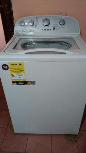 Vendo lavadora wirpooll casi nueva poco uso  - Imagen 1