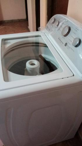 Vendo lavadora wirpooll casi nueva poco uso  - Imagen 2