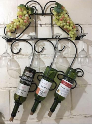 Vendo hermoso Vinero incluye 4 copas y 2 gajo - Imagen 1