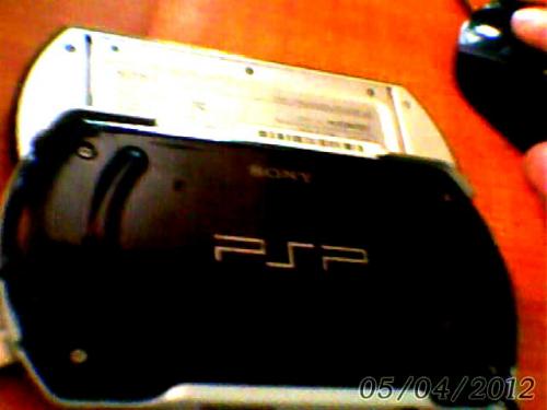 Vendo PSP GO color negro 16 GB de memoria W - Imagen 3