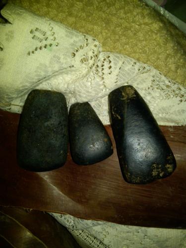 vendo tres piedras antiguas mande sus ofertas - Imagen 1