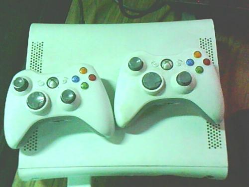 Vendo Xbox 360 con 3 controles 3 juegos a 2 - Imagen 1