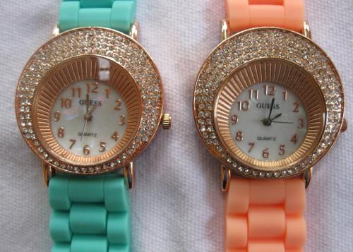  reloj para dama marca GUCCI color VERDE Y S - Imagen 2