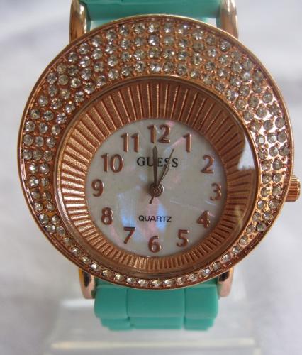  reloj para dama marca GUCCI color VERDE Y S - Imagen 3